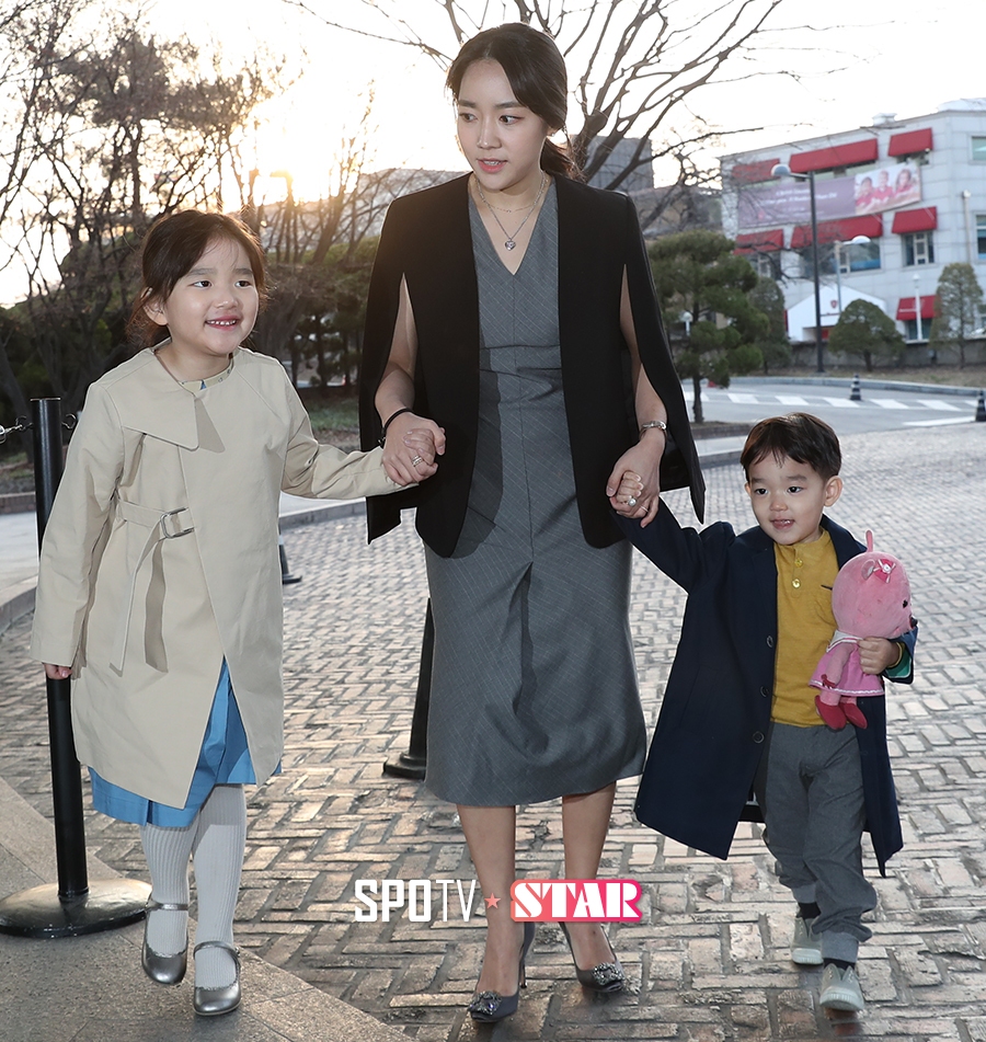[포토S] 소을이-다을이, '엄마랑 결혼식장 왔어요'