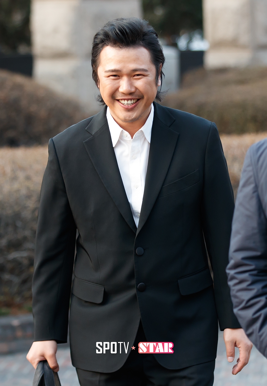 [포토S] 미소 짓는 가수 육중완