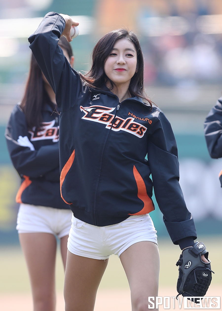 [포토S] 한화로 돌아온 김연정, 시구하는 야구 여신!