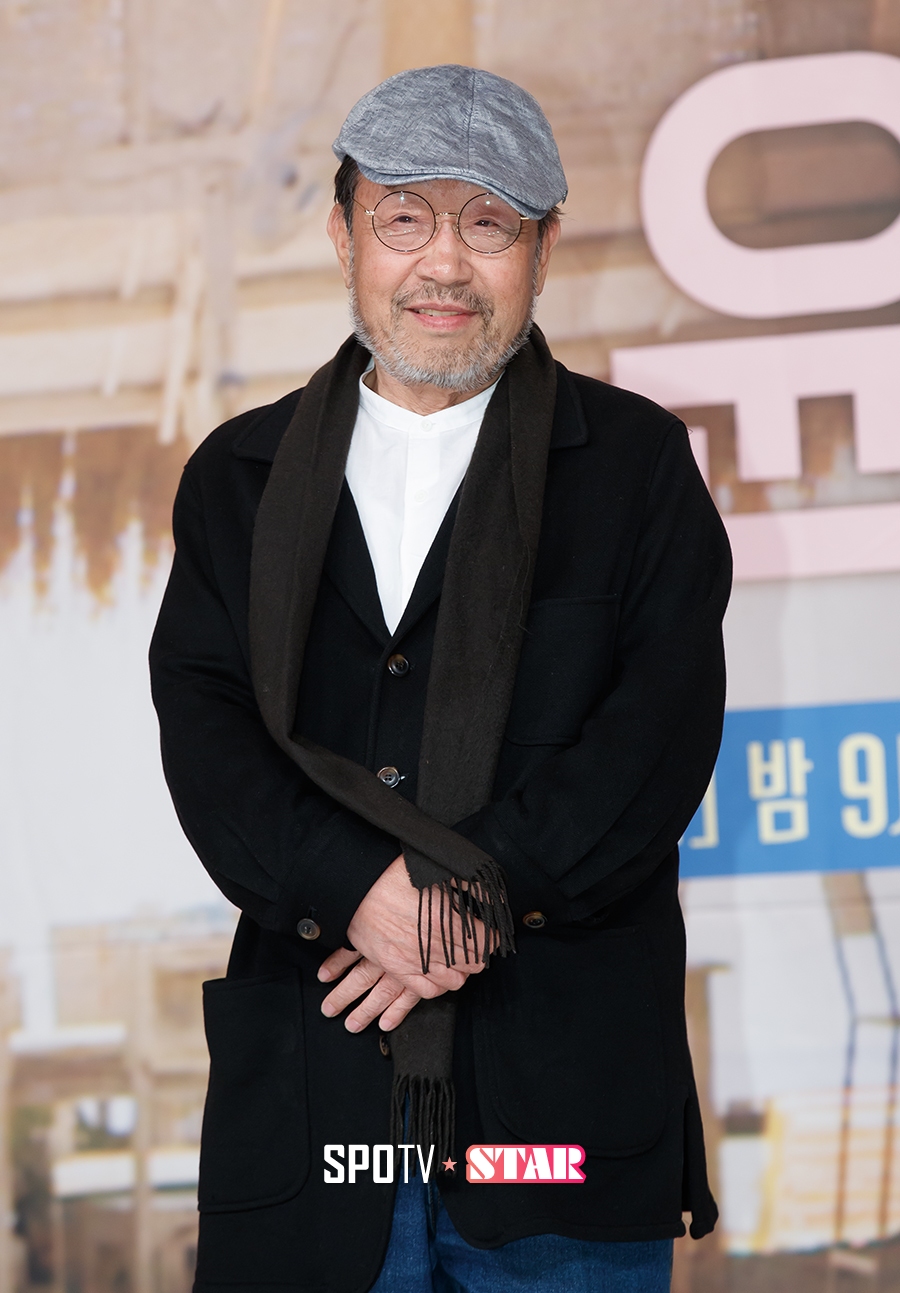 [포토S] 사진 촬영에 나선 배우 신구