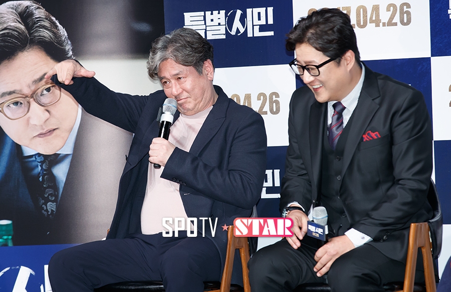 [포토S] 최민식, '중년 래퍼'의 인사