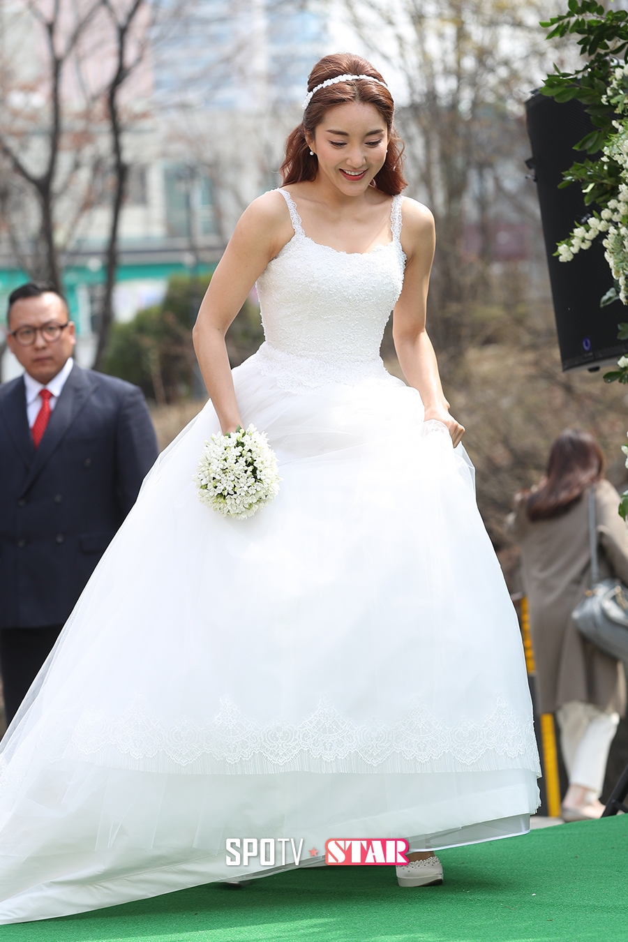 [포토S] 바다, 웨딩 드레스 입고 수줍은 발걸음