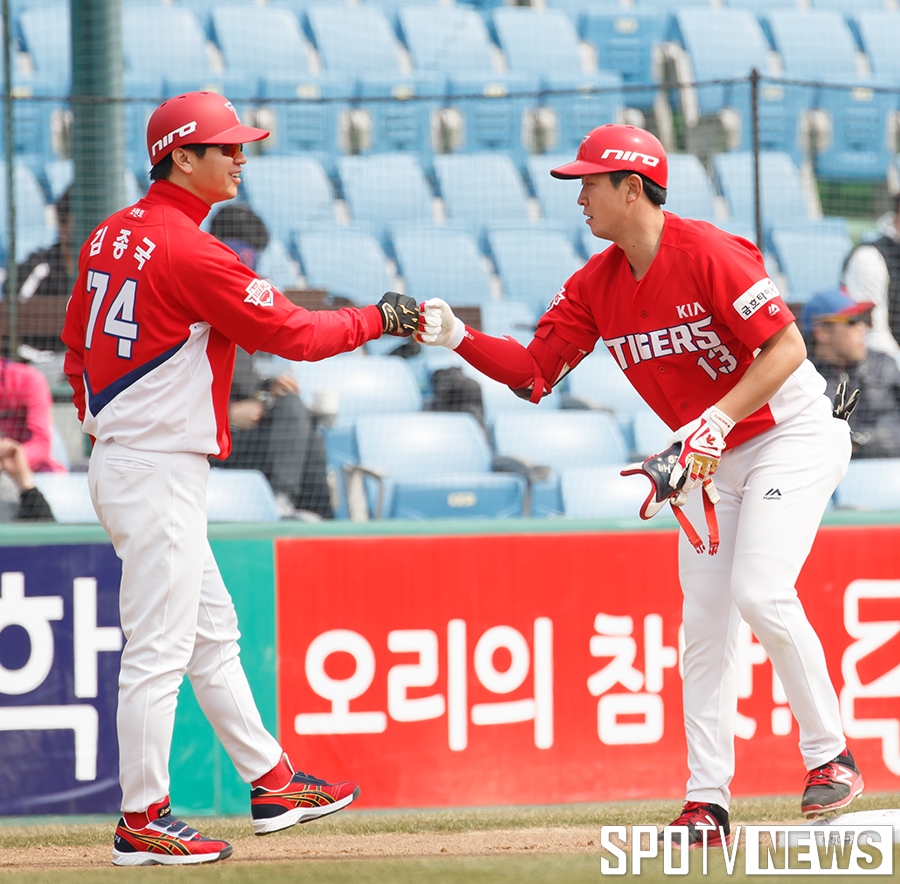 [포토S] 이인행, 행운의 3루타