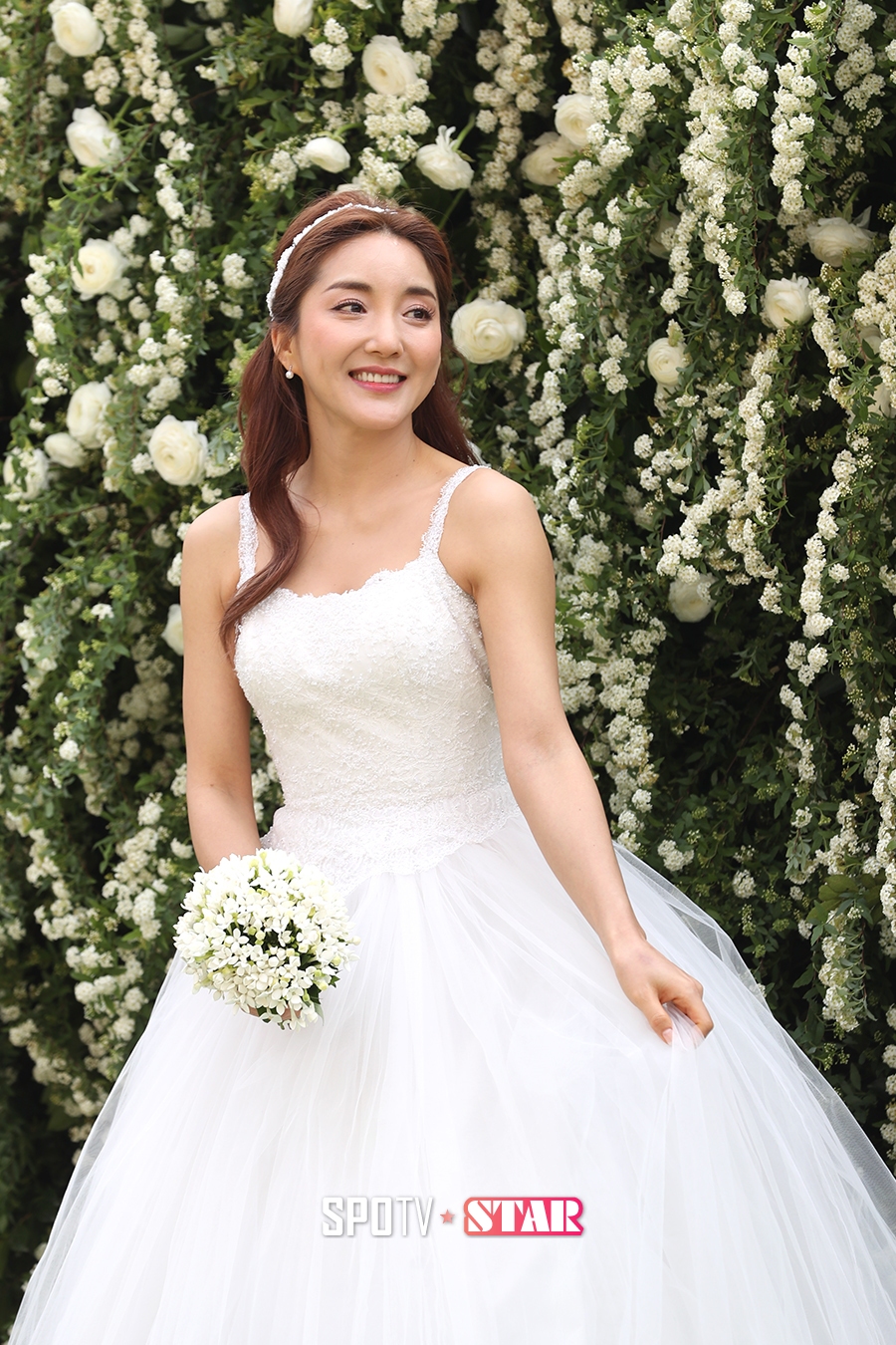 바다, 3월의 신부 되다…S.E.S 멤버들 축복 "딸 시집 보내는 기분"