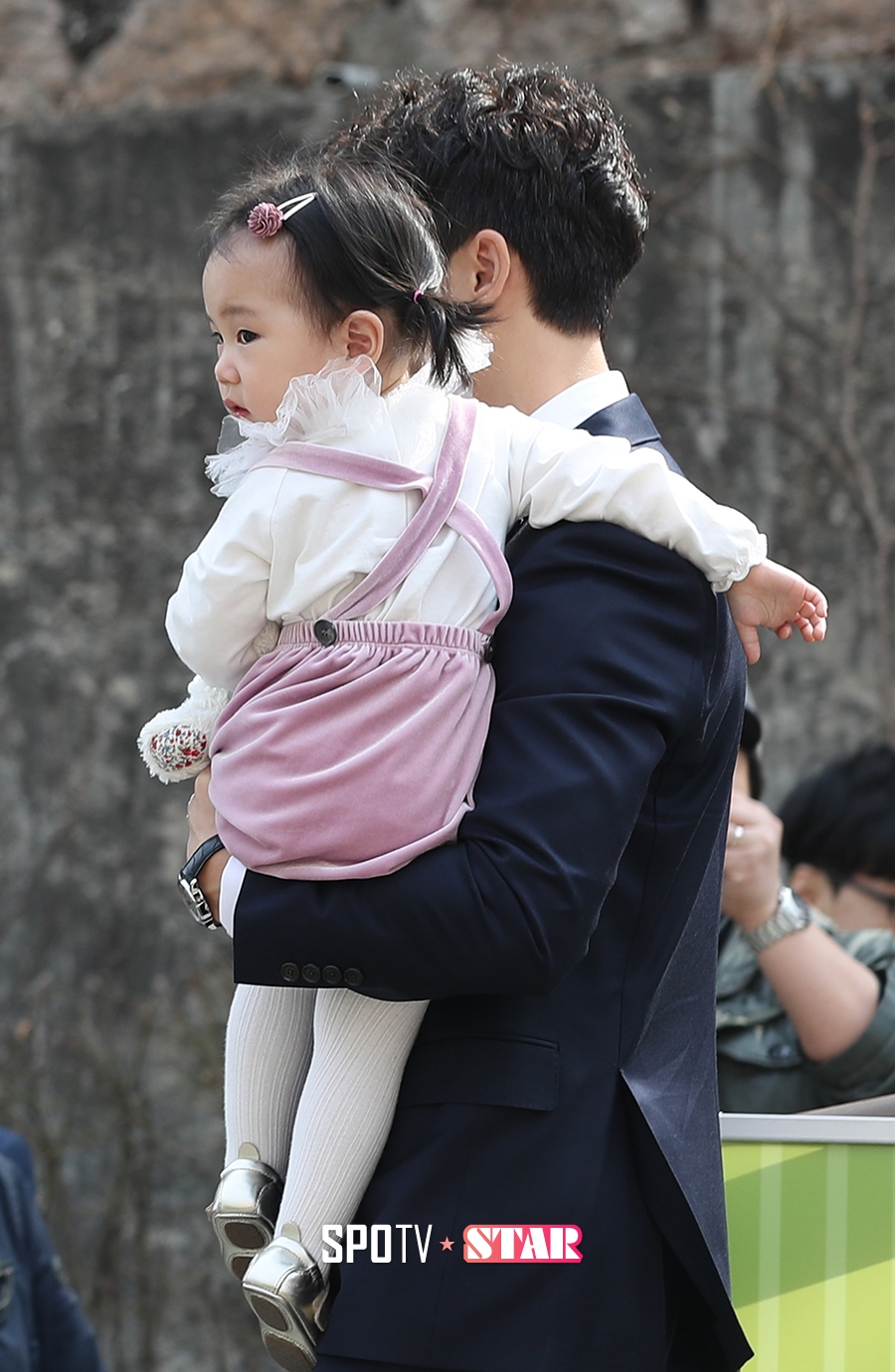 [포토S] 로희, '아빠 품에 꼭 안겨서'