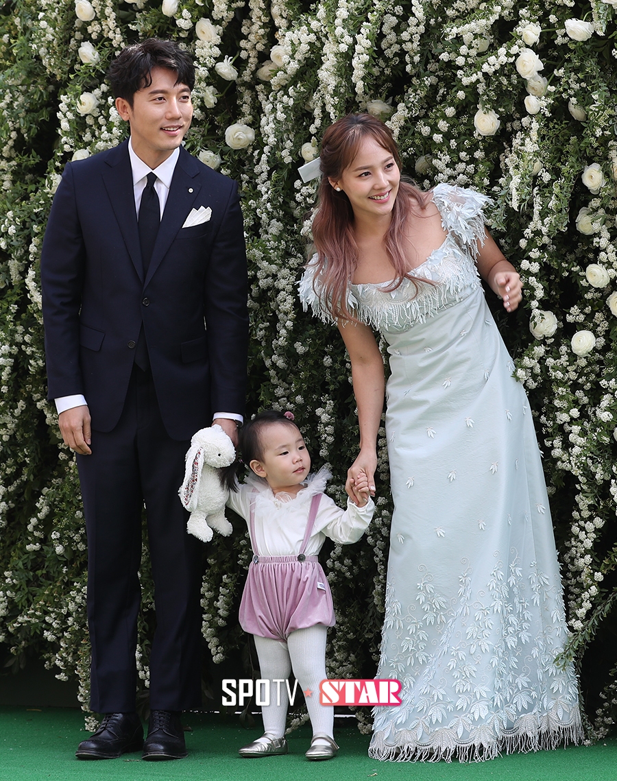 [포토S] 기태영-유진 부부, '로희랑 같이 왔어요~'