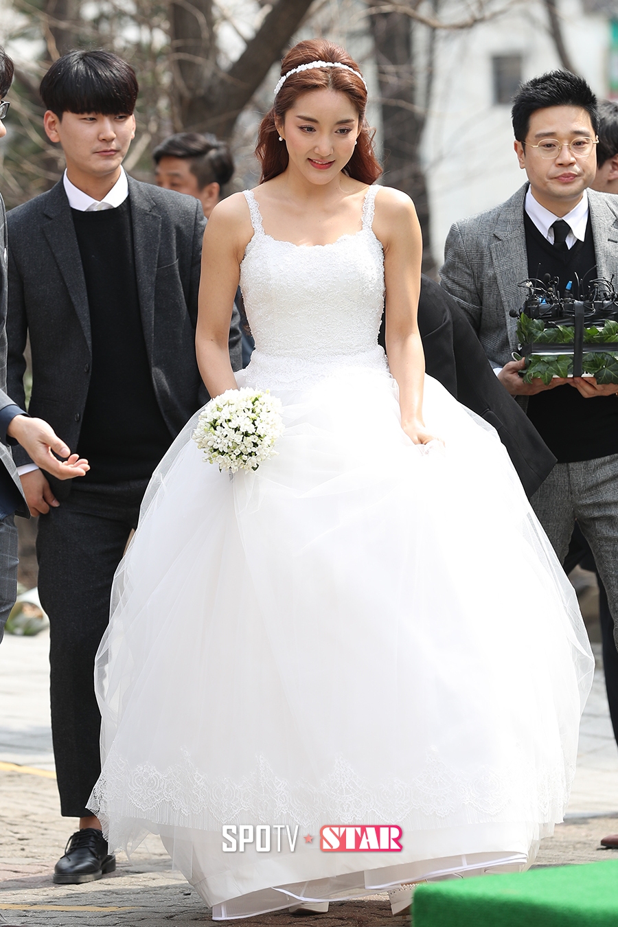 [포토S] 바다, 눈부신 웨딩 드레스 입고 설레는 입장