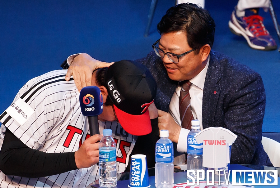 [포토S] 양상문 감독, '제국아 원하던 뽀뽀 지금 해줄게'