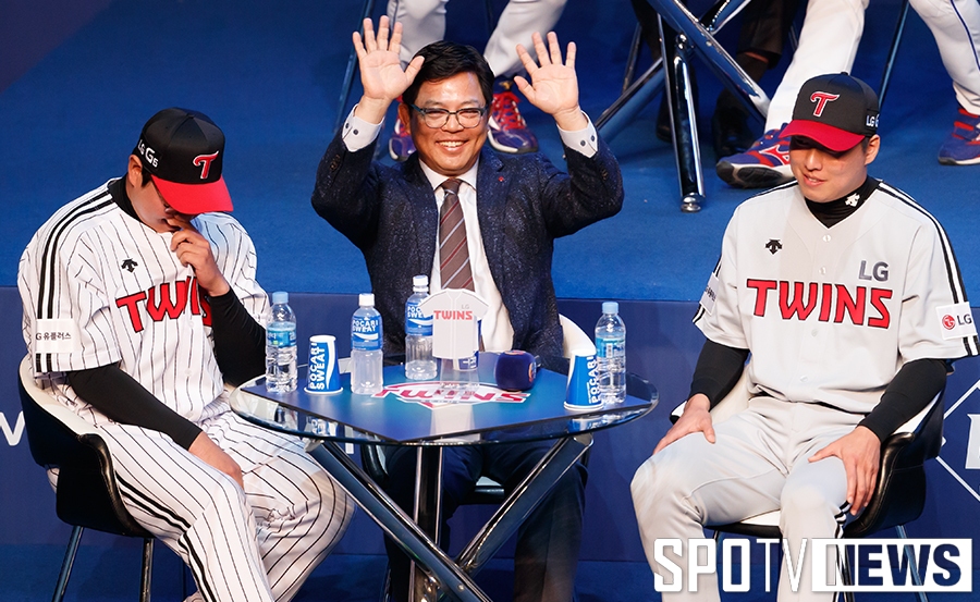 [포토S] 양상문 감독, 소녀팬 향해 '아빠 미소'