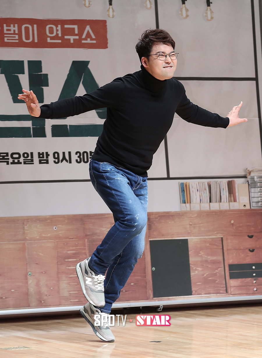 [포토S] 전현무, '머리부터 발끝까지 오로나민 씨~'