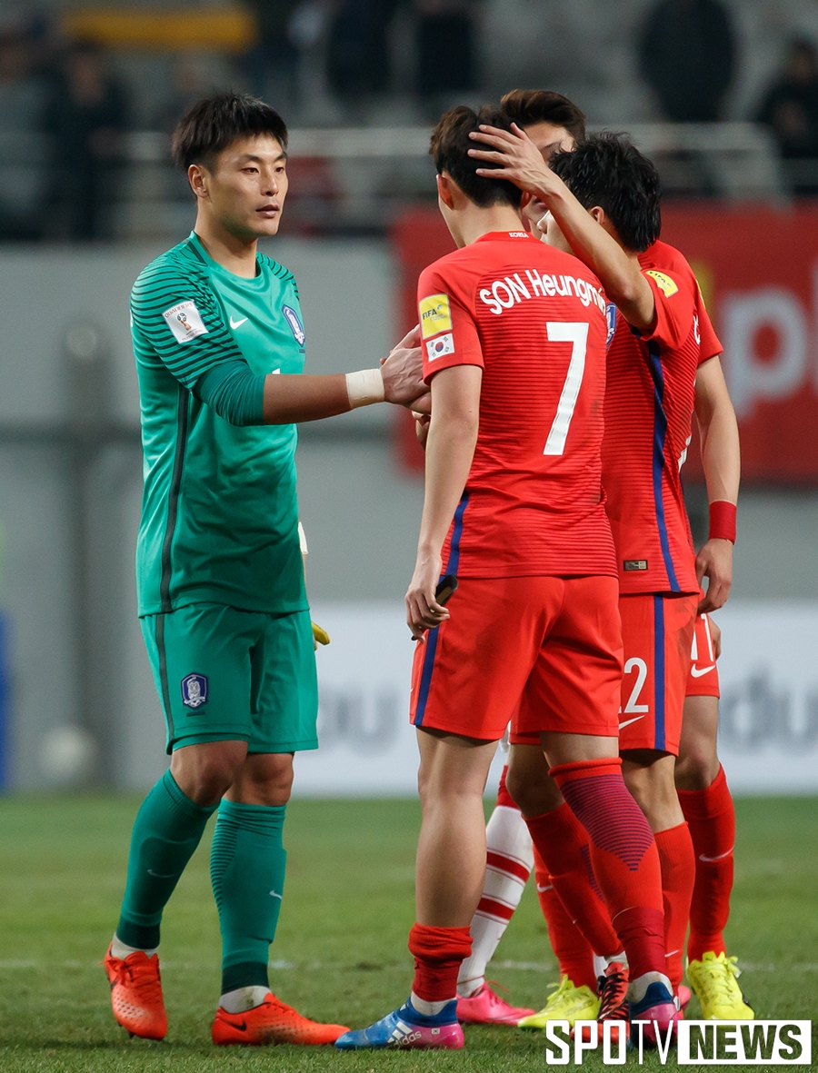 [포토S] 승리의 악수 나누는 권순태