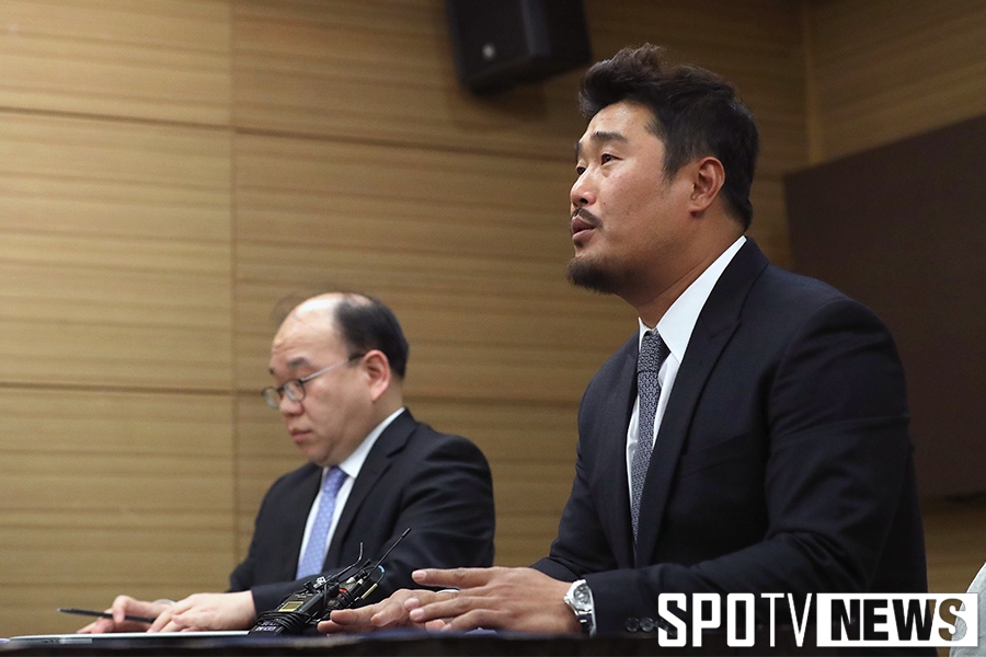 [포토S] 긴급 기자회견 갖는 이호준 선수협 회장
