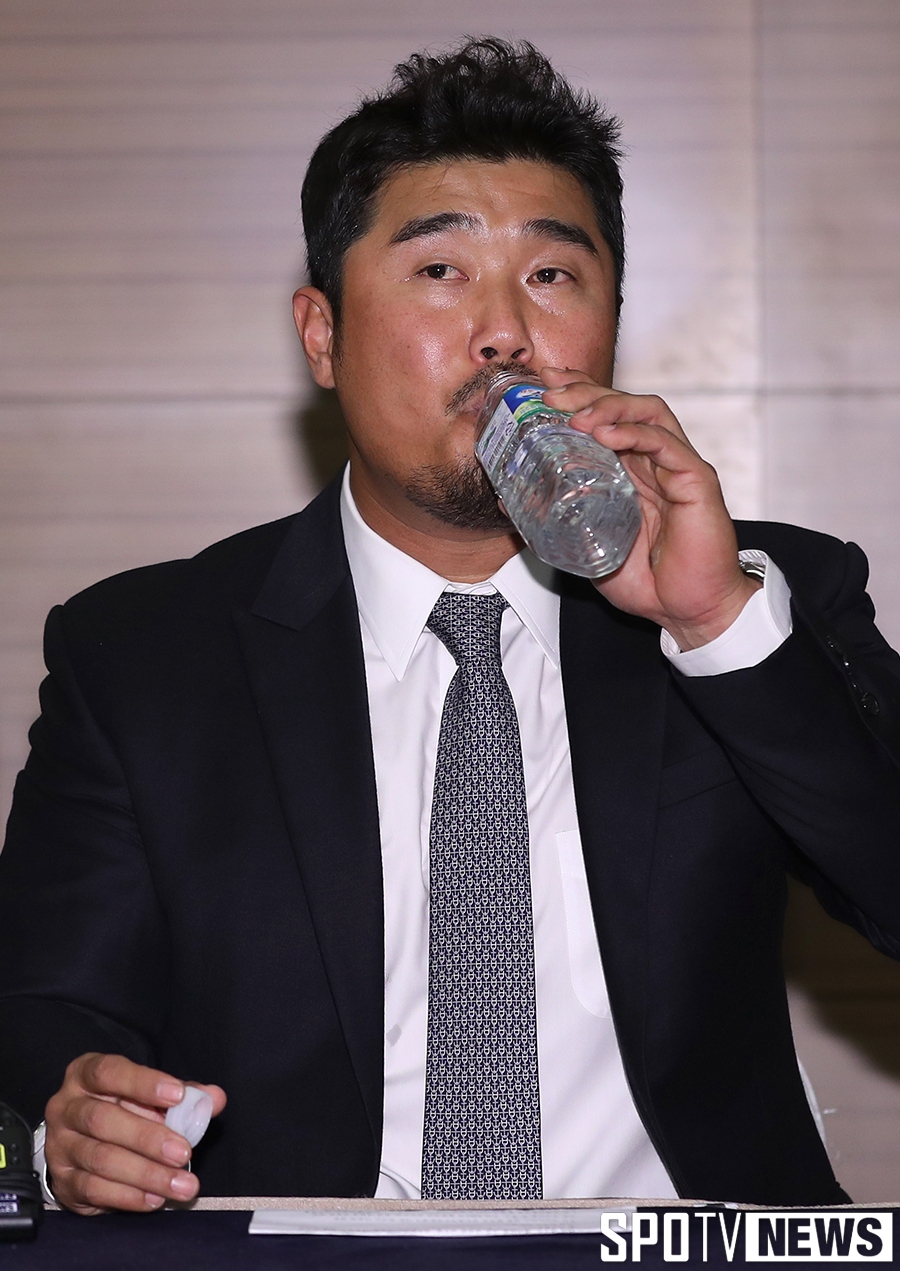 [포토S] 목 타는 이호준 선수협 회장