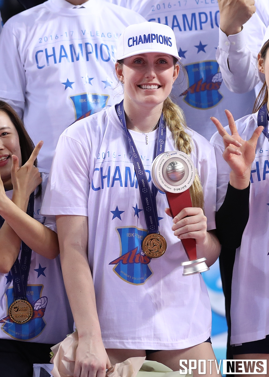 [포토S] 리쉘, MVP 트로피 들고