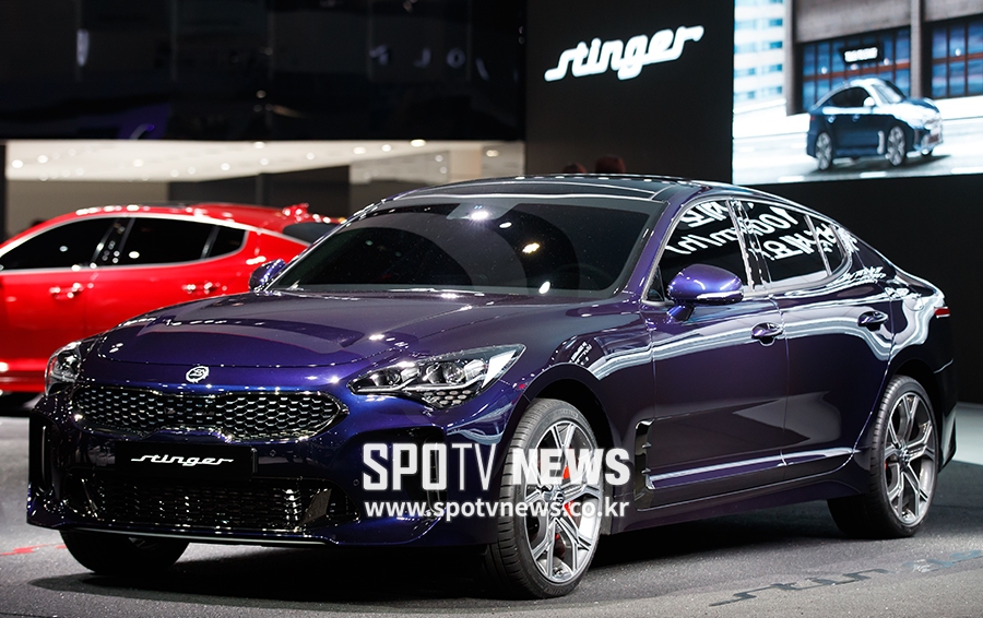 [포토S] 기대감 속에 모습 드러낸 KIA 스팅어