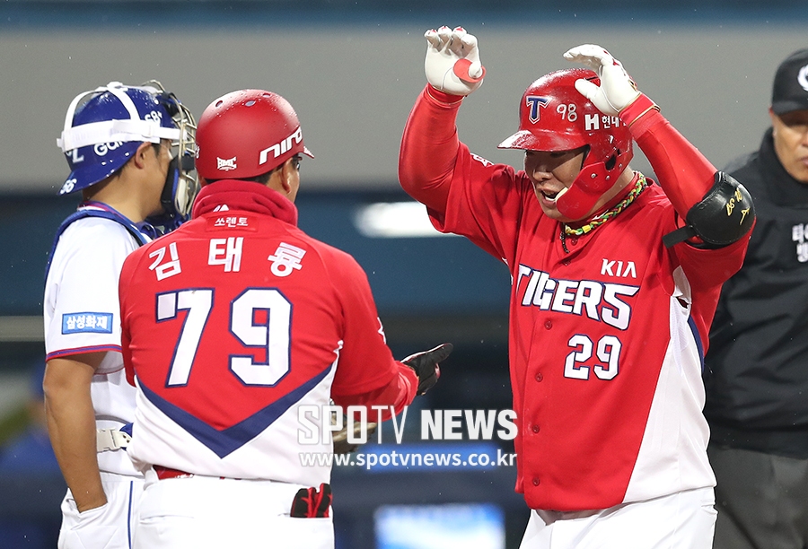[포토S] 나지완, 2017시즌 첫 홈런에 첫 만루홈런