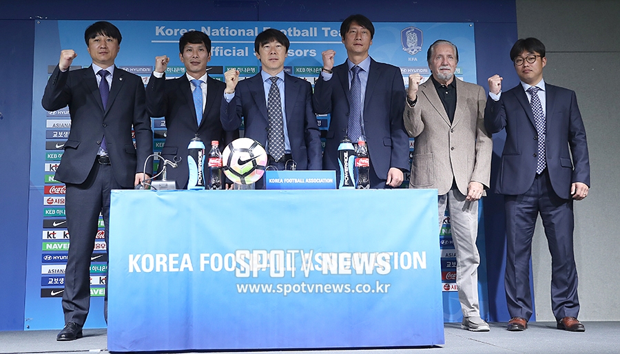 [포토S] 파이팅 포즈 취하는 U-20 신태용 감독과 코치진