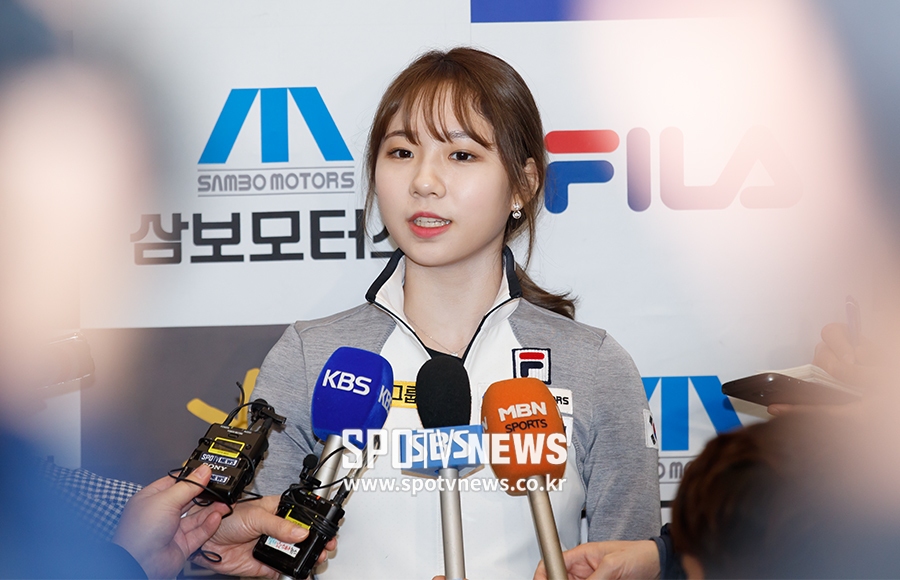 [포토S] 인터뷰 하고 있는 최다빈