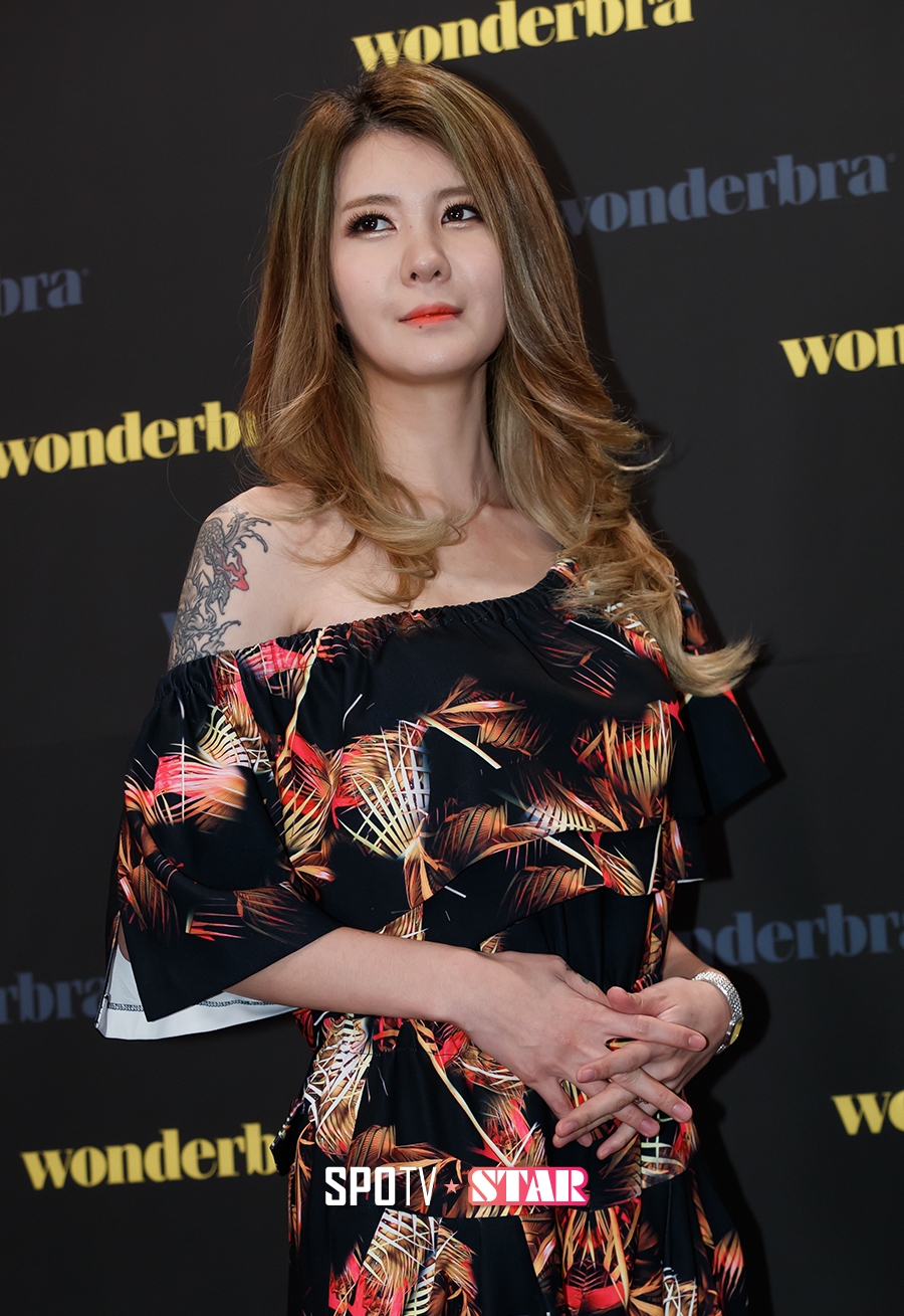 [포토S] 포즈 취하고 있는 모델 이파니