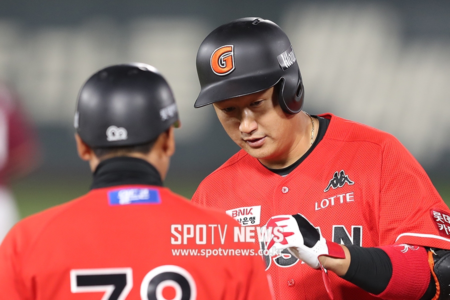[포토S] 이대호, 두 번째 타석은 호쾌한 안타!
