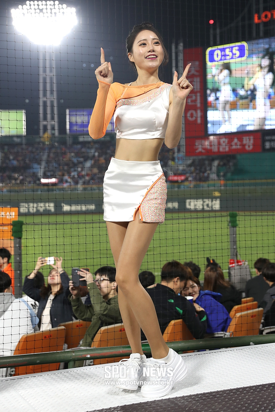 [포토S] 롯데 치어리더, 조명에 더욱 빛나는 미모