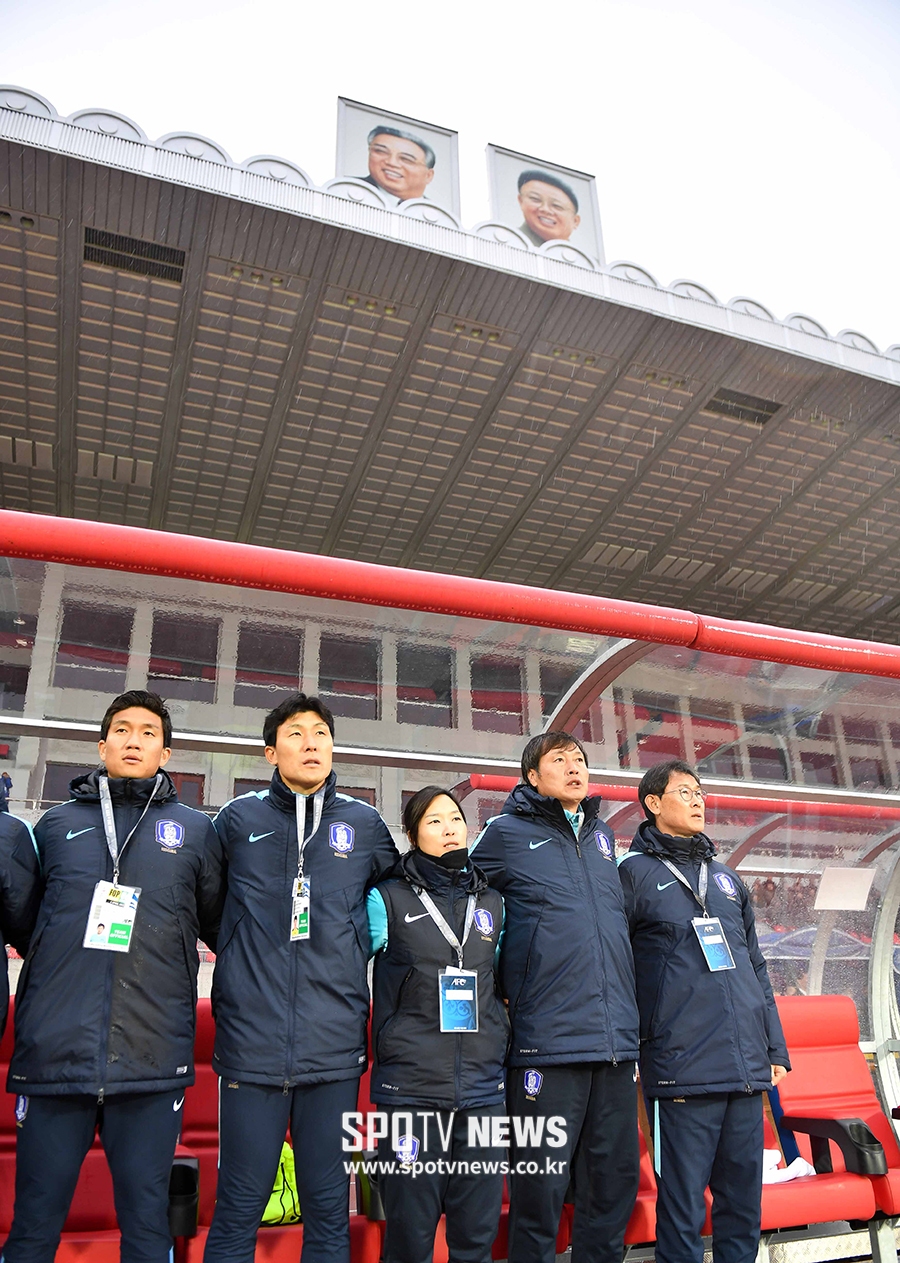 [포토S] 북한에서 애국가 부르는 여자 축구대표팀