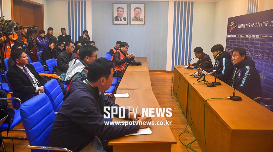 [포토S] 윤덕여 감독에게 질문하는 북한 취재진