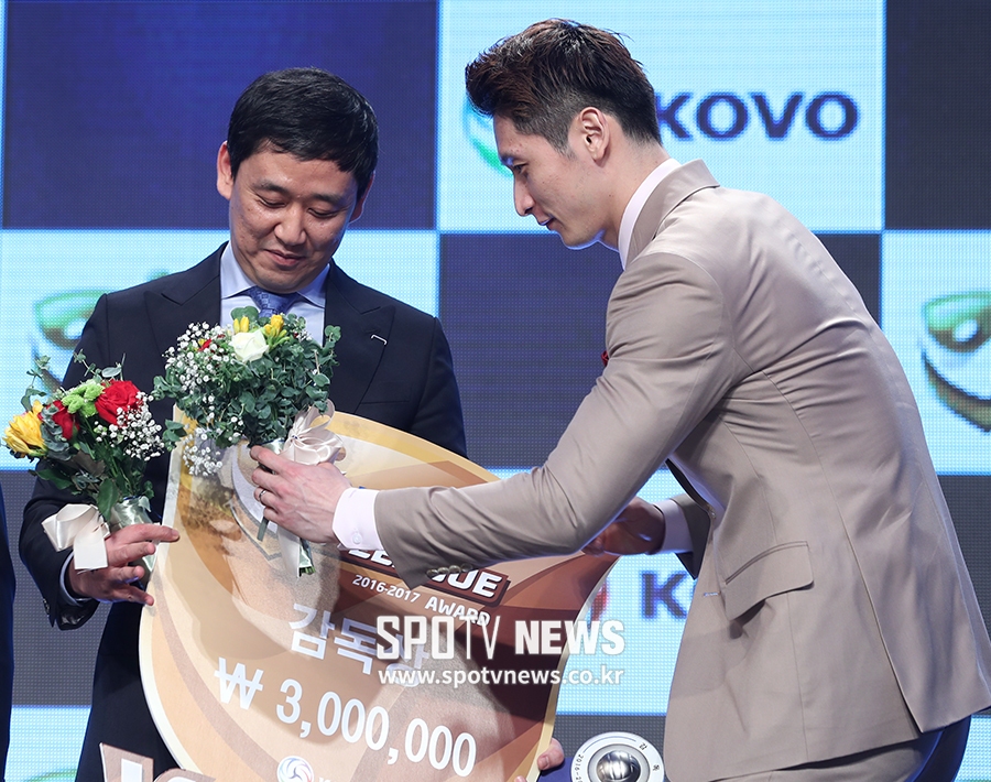 [포토S] 문성민, '감독님 축하드려요'