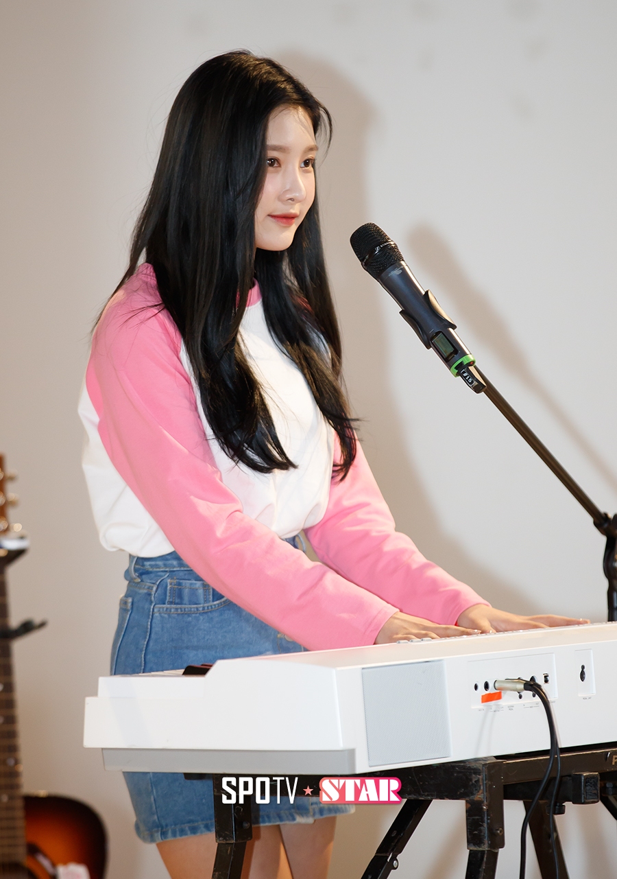 [포토S] 다이아 제니, 미모의 키보디스트