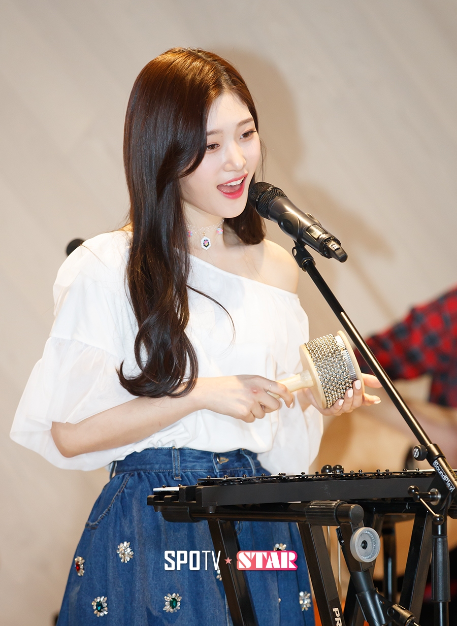 [포토S] 다이아 정채연, 수줍은 카바사 연주