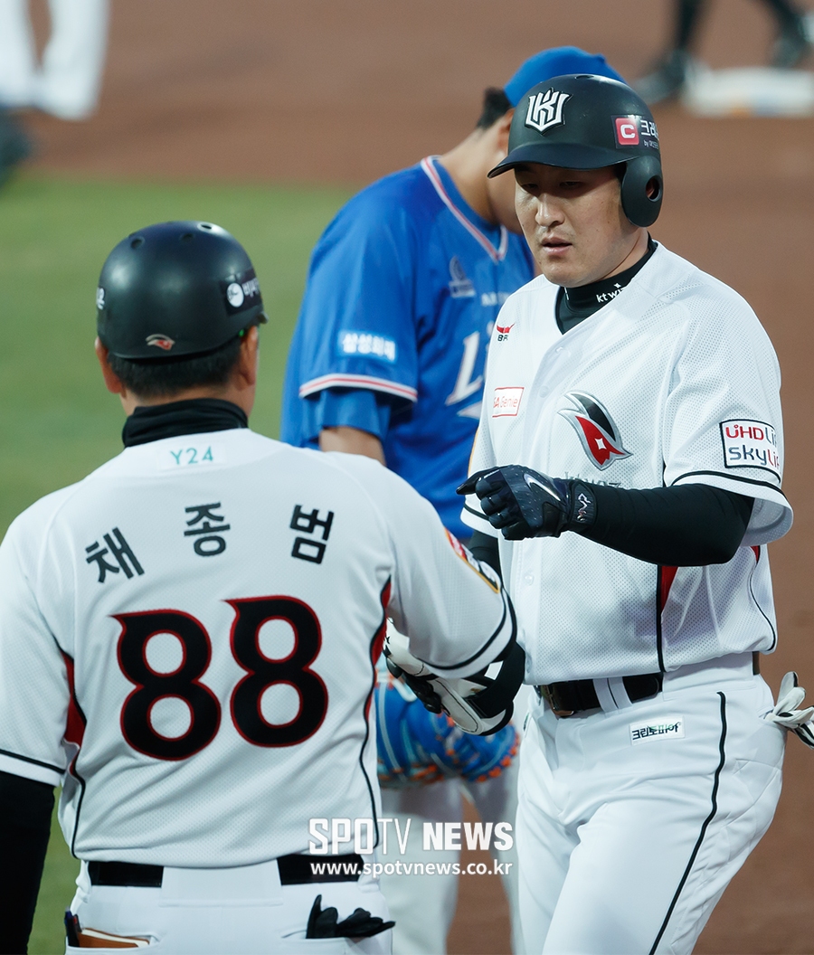 [포토S] 안타 하이파이브 나누는 유한준