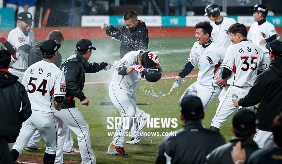 [포토S] 오정복, 짜릿한 끝내기-격한 축하