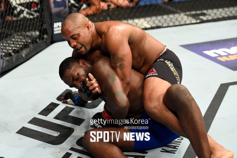 [오늘의 UFC] 코미어, 존슨에게 RNC 승…존슨 은퇴 선언