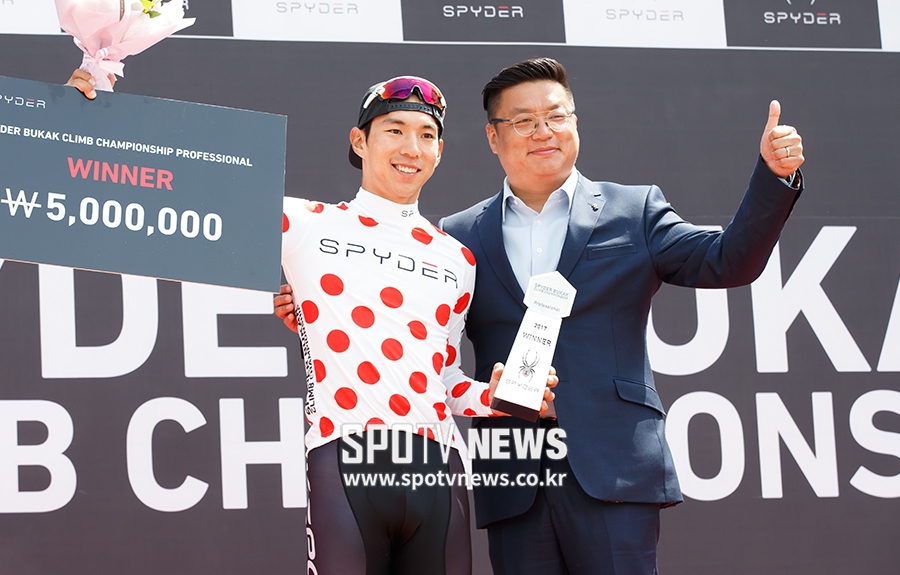 [포토S] 우승 기념촬영 하는 서준용