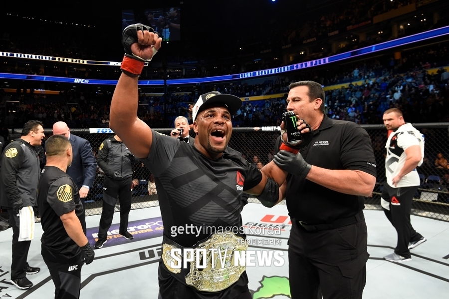 [UFC 210 포토] 다니엘 코미어 '심판 음료수 한 모금 해'