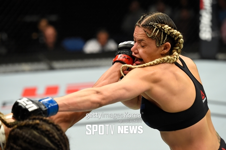 [UFC 210 포토] 펄 곤잘레스 '미녀는 잠시 잊어주세요'