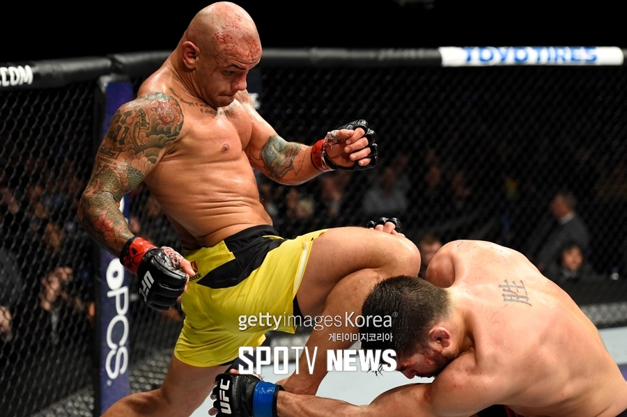 [UFC 210 포토] 티아고 알베스 '니킥 받아라'