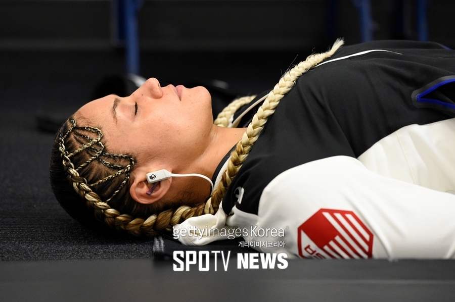 [UFC 210 포토] 펄 곤잘레스 '미녀는 명상 중'