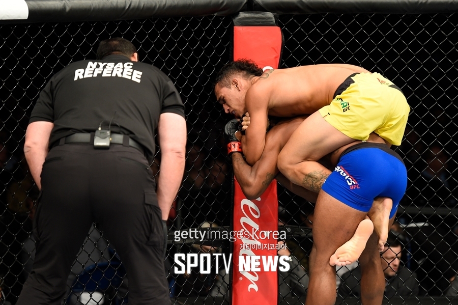 [UFC 210 포토] '맴맴맴'…올리베이라 브룩스 등에 '찰싹'