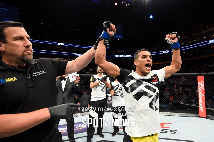 [UFC 210 포토] UFC 승자의 특권 '으아아아아!'