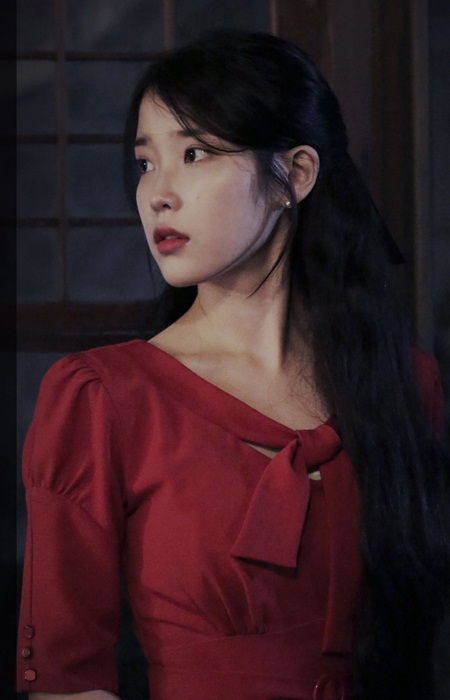 [스타S] 한 달 내내 아이유, 분산 전략 성공…앨범만 남았다