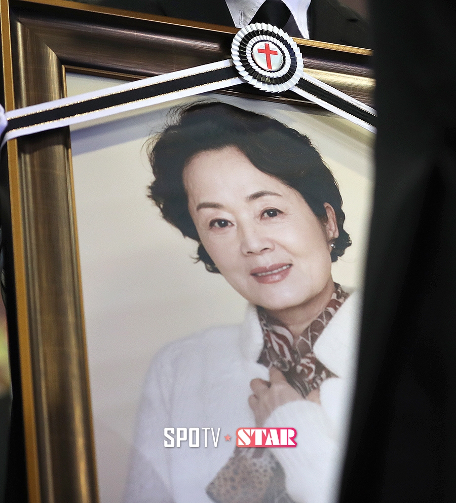 [포토S] 고 김영애, 영정 사진 속 환한 미소