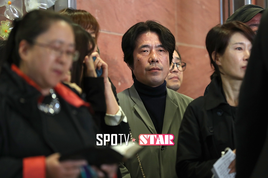 [포토S] 고 김영애 발인 참석한 오달수