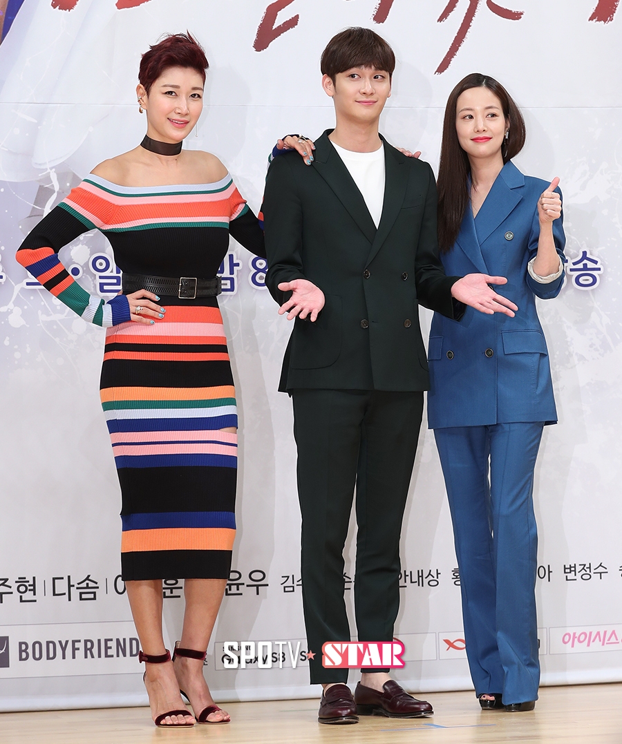 [포토S] 조윤우, '변정수-손여은 사이에서 여유로운 표정'