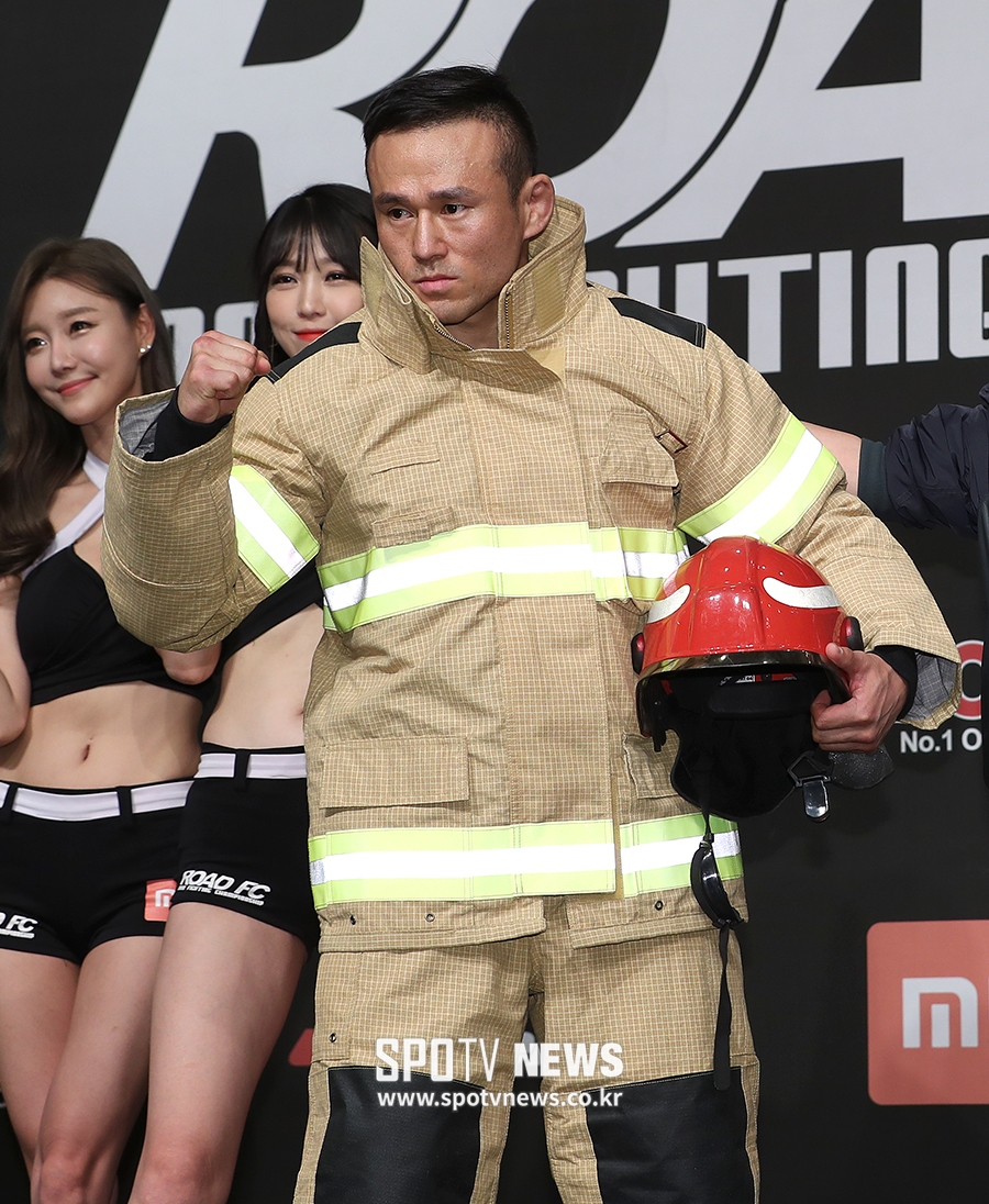 [포토S] 신동국, '소방관 파이터'