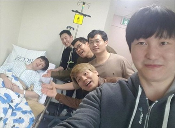 유상무, 대장암 수술 후 동료들과 근황 "희극인실인 줄"