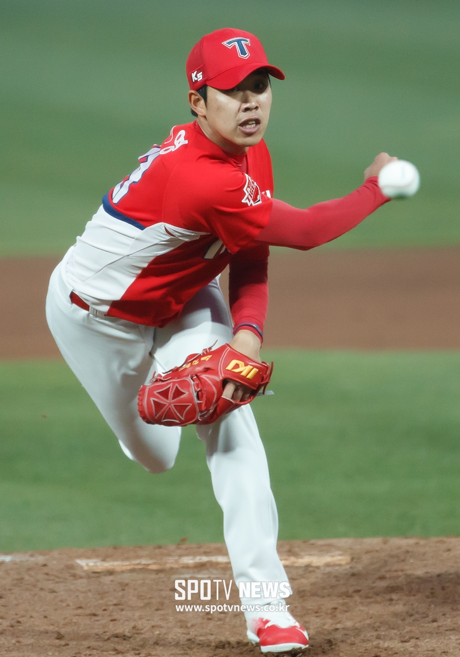 [포토S] 임기영, '받아라, 잠수함 피칭'