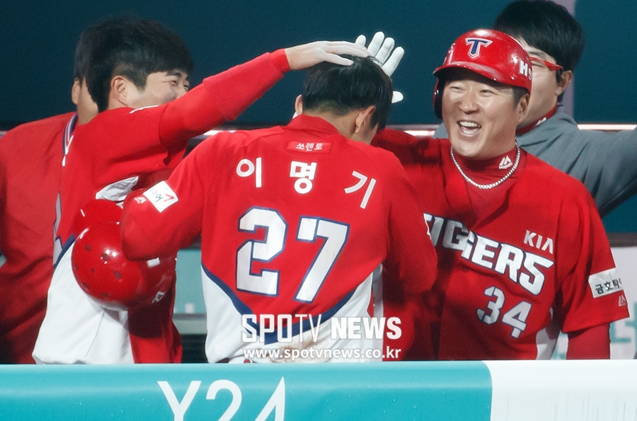 [포토S] 인사이드 더 파크 홈런, 축하 받는 이명기