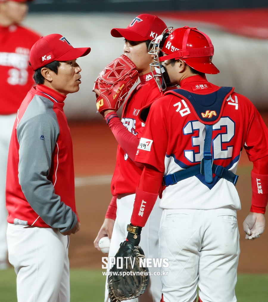 [포토S] 이대진 코치, '임기영, 완투 한번 가보자'