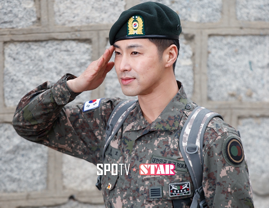 [포토S] 유노윤호, 특급전사의 경례